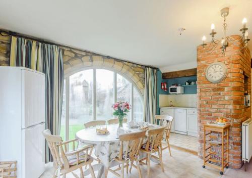 forger-kitchen-and-table